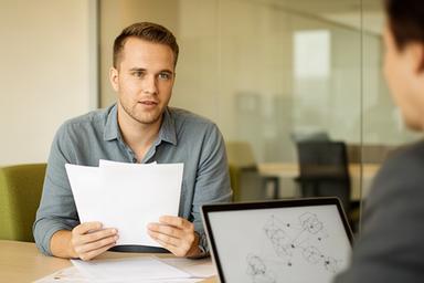 Projektleiter mit Notizen zu einer Datenintegration im Besprechungsraum eines mittelständischen Betriebs